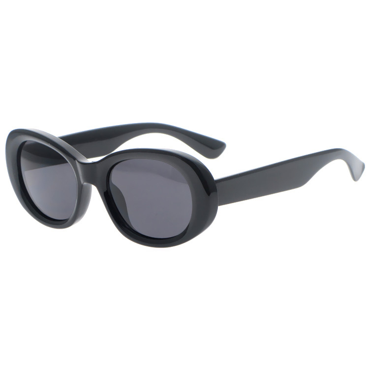 The Ultimate Fashion Statement Why Oversized Sunglasses Are This Season's Essential Accessory (2)